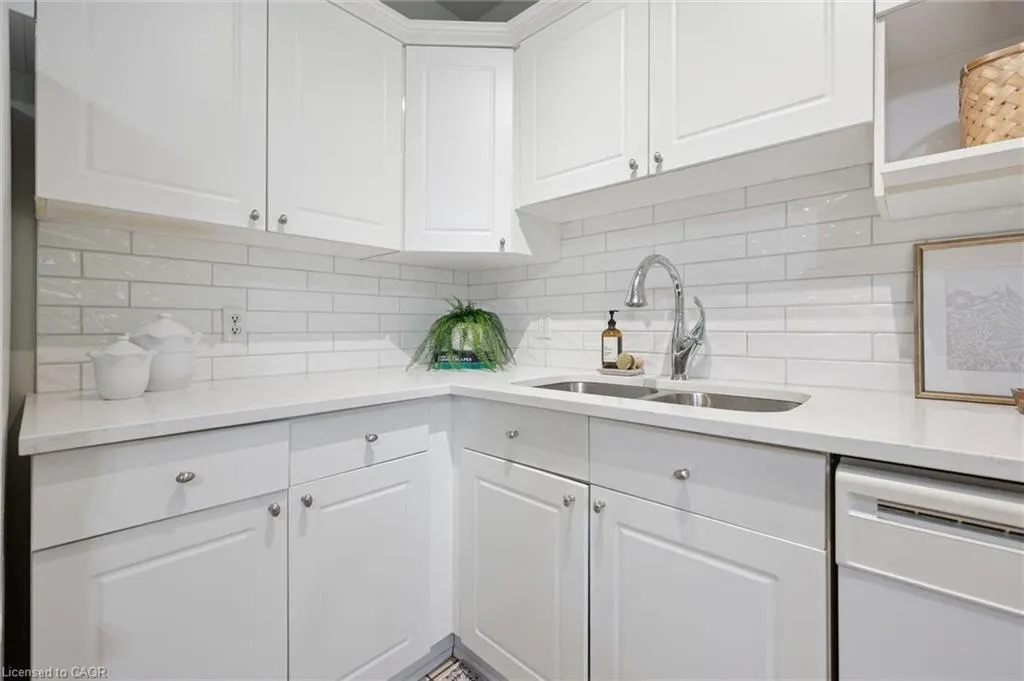 60 Wyndham Street, #206