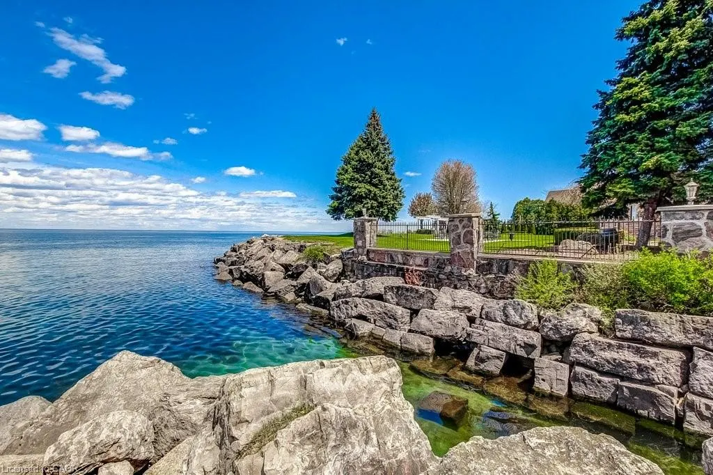 4 Edgewater Drive