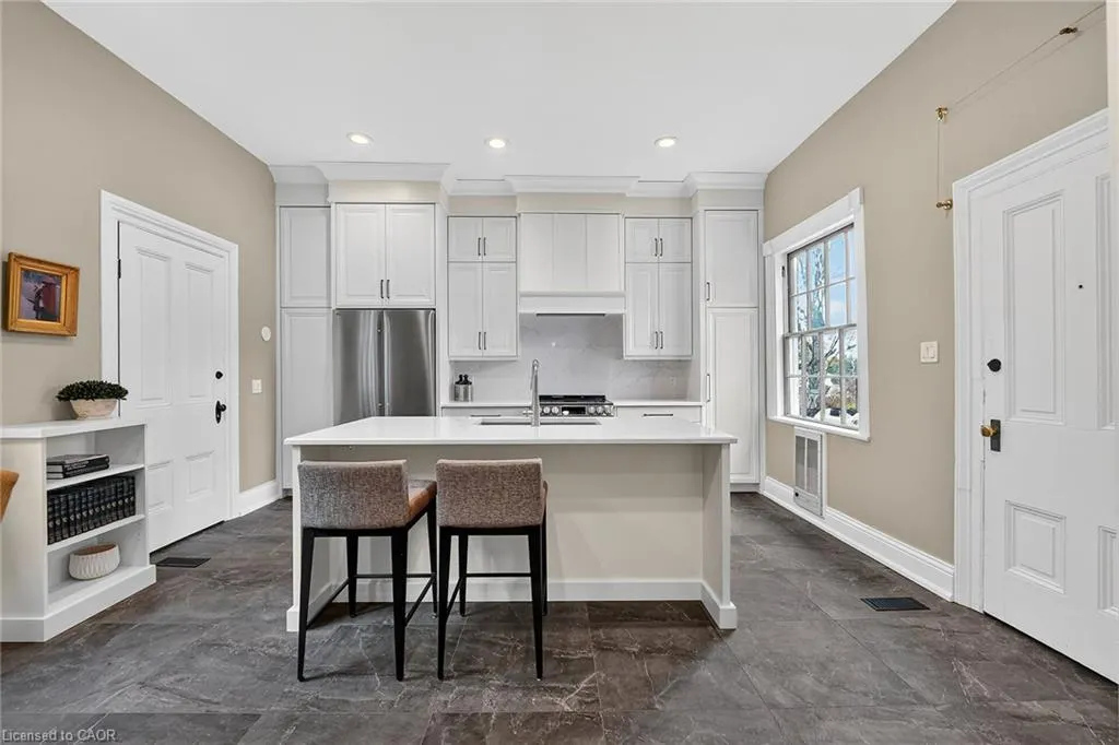 262 Main Street W