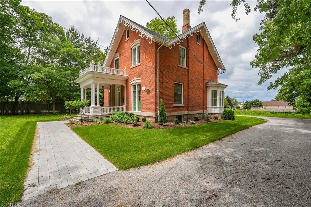 262 Main Street W