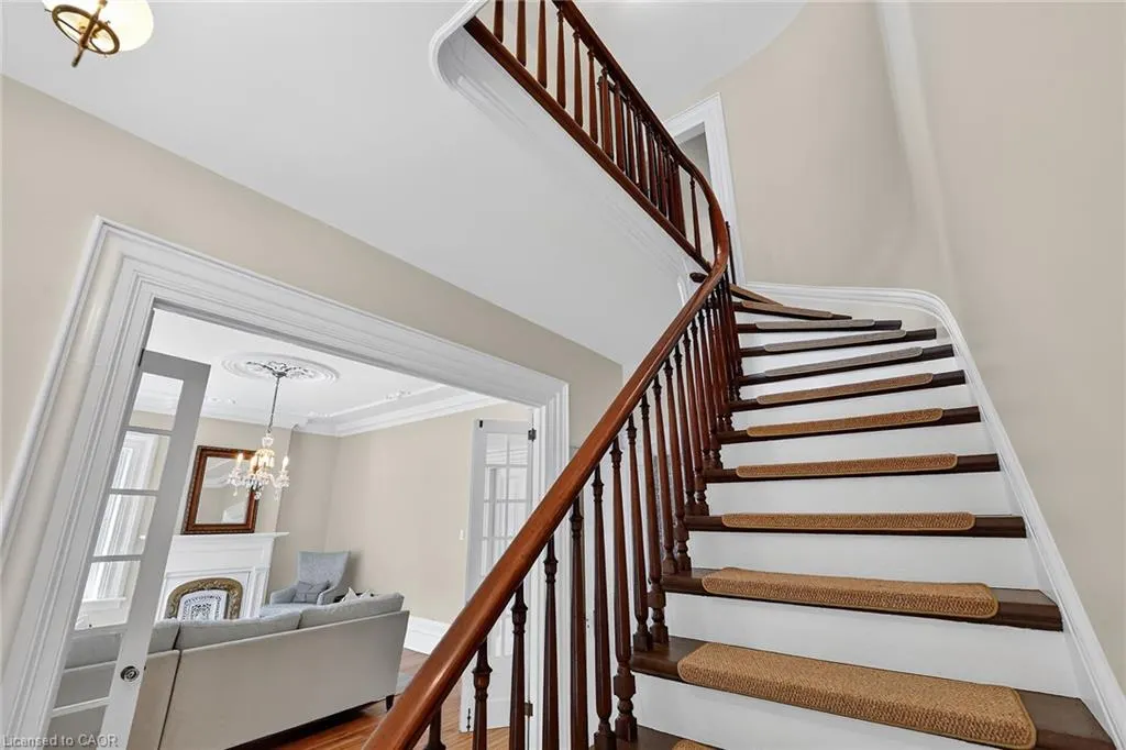 262 Main Street W