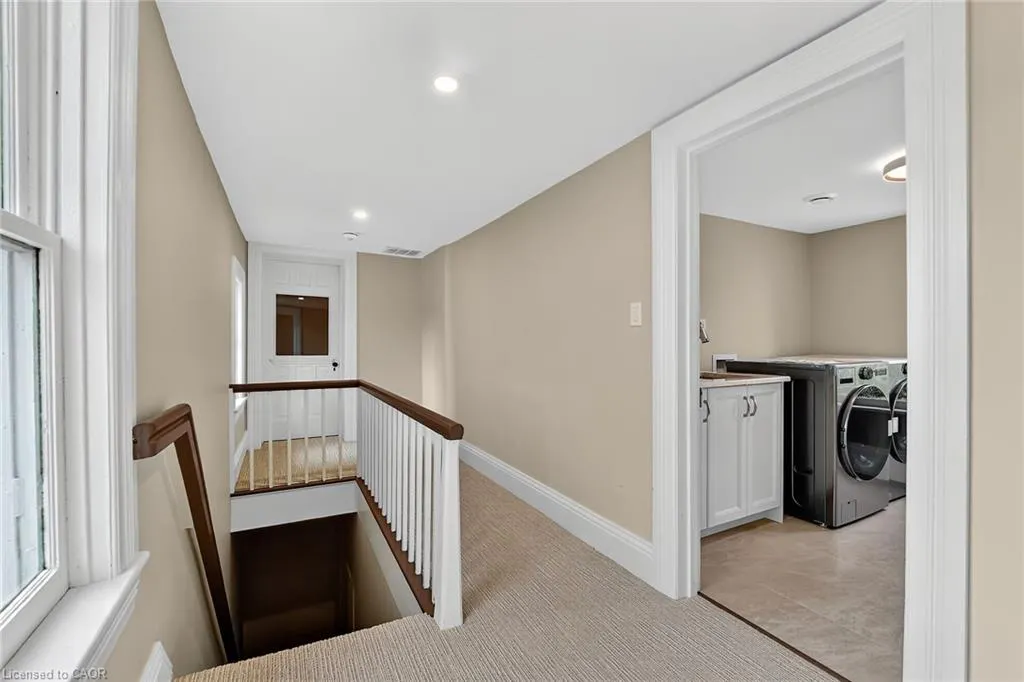 262 Main Street W
