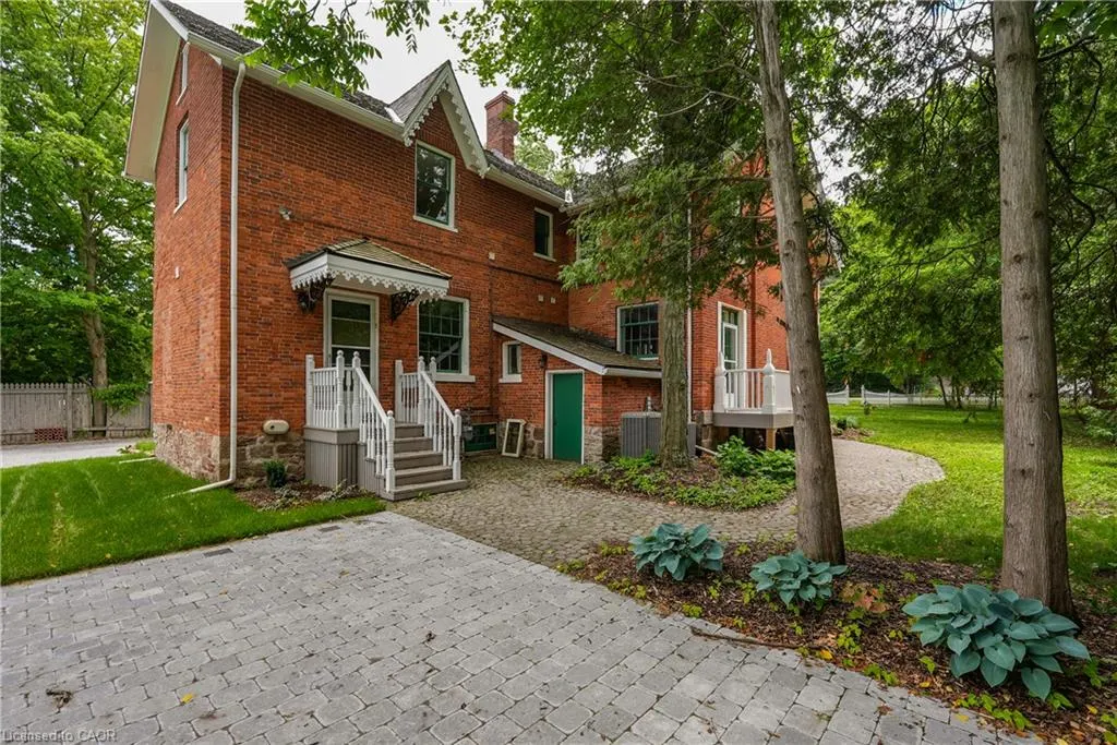 262 Main Street W