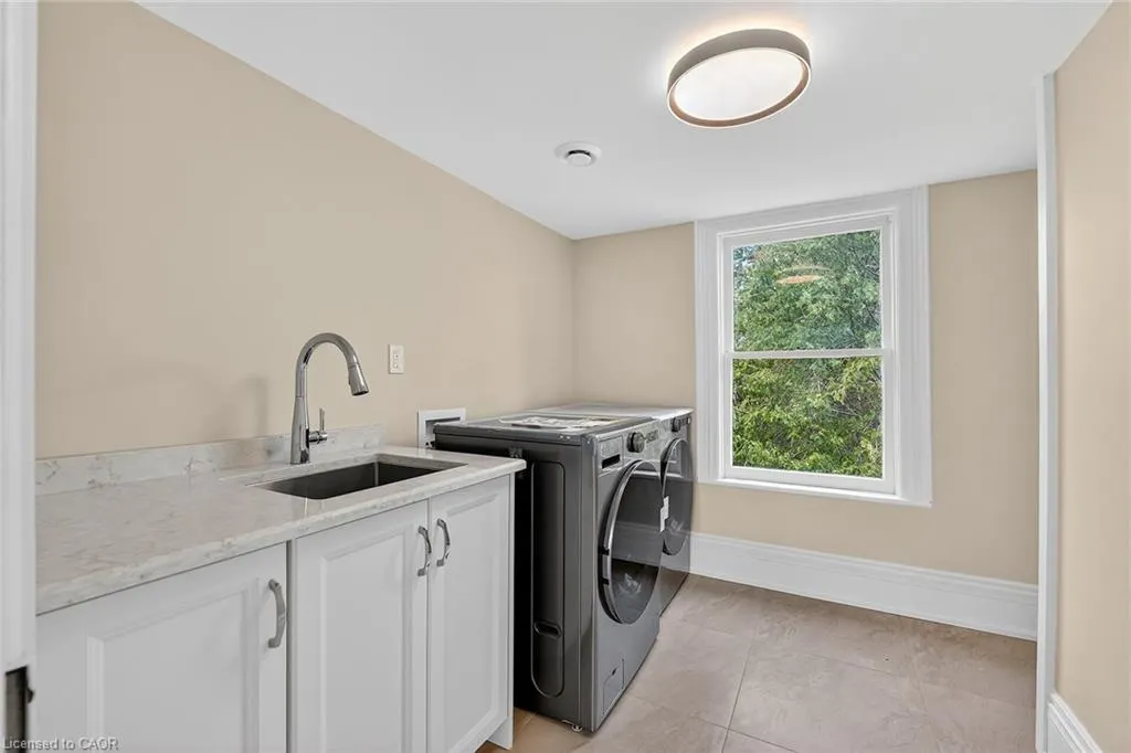 262 Main Street W