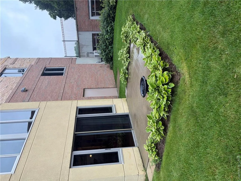 275 Main Street E #001