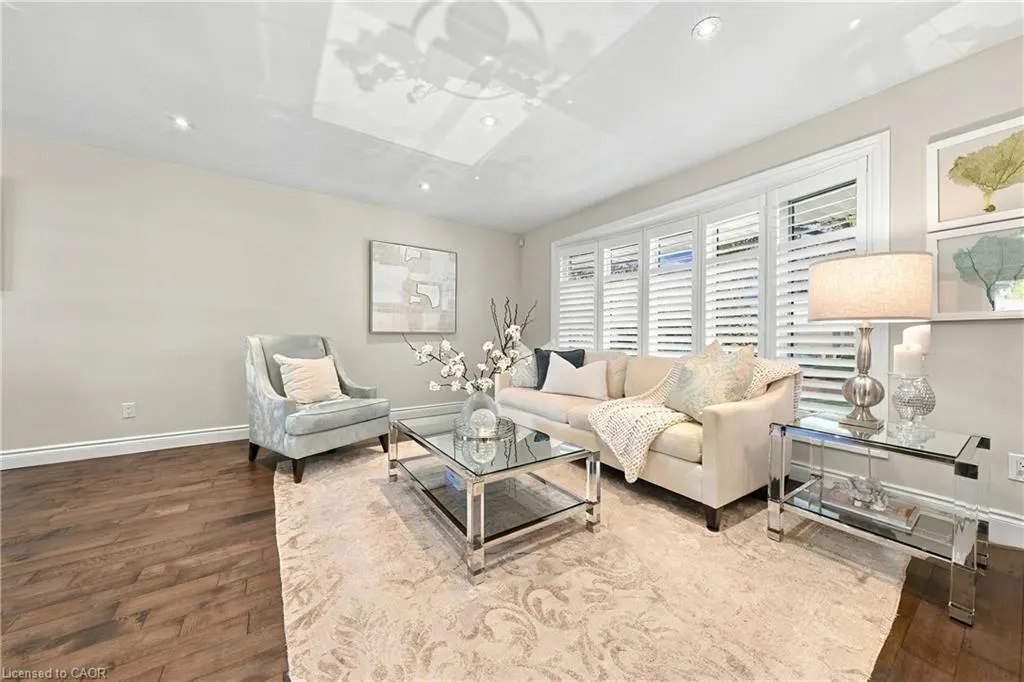 2231 Urwin Crescent