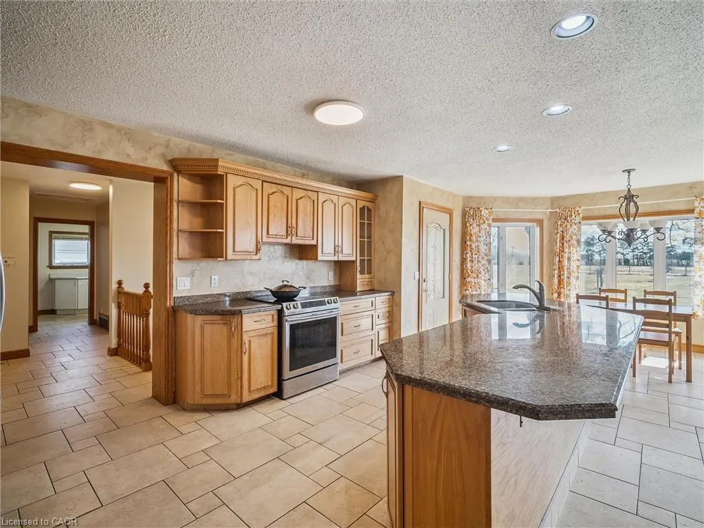 232 Eighth Road E