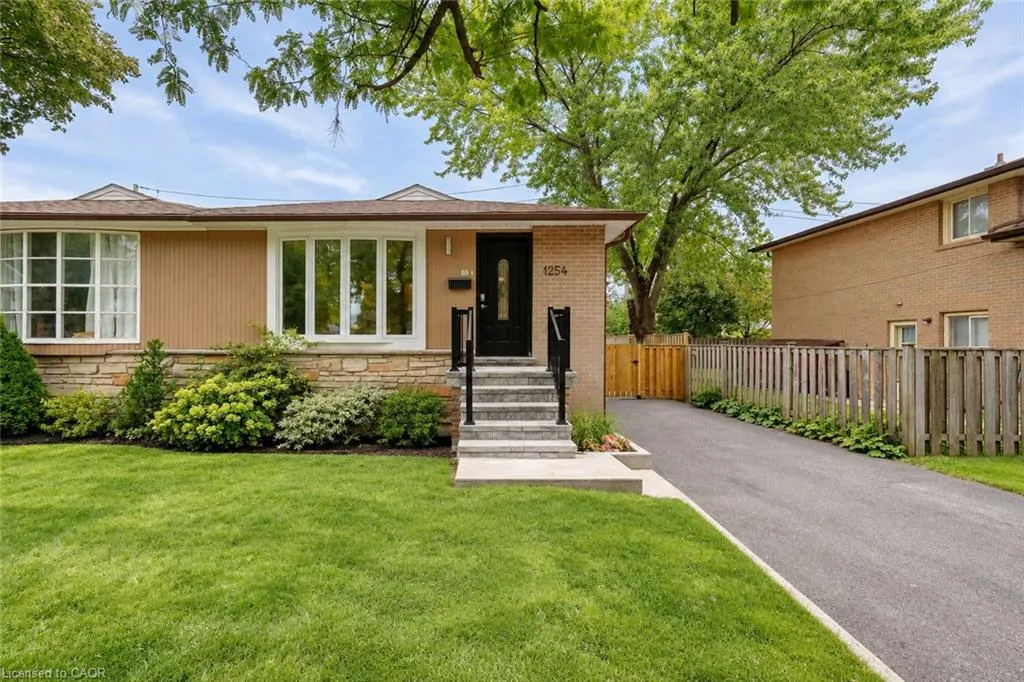 1254 Napier Crescent