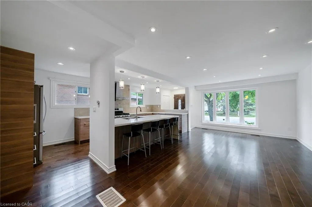1254 Napier Crescent