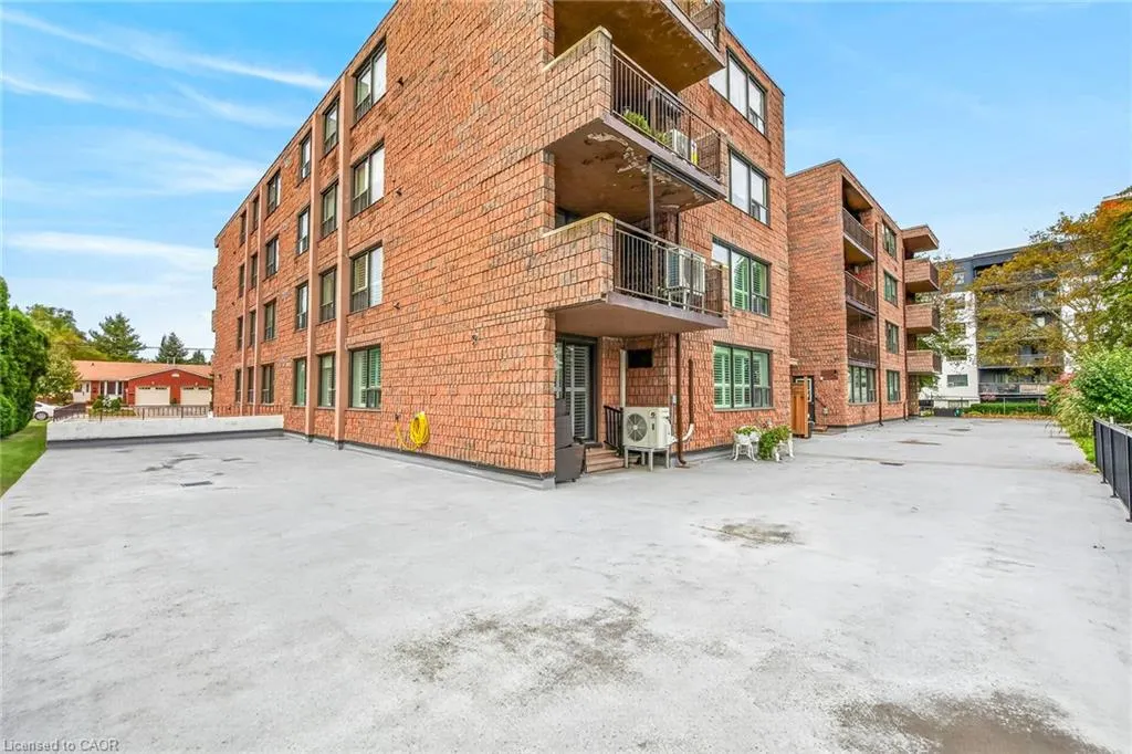 28 Robinson Street N #103
