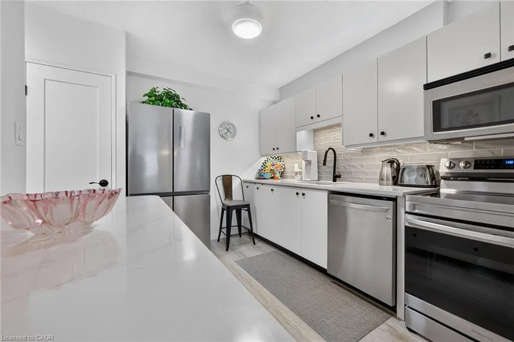 28 Robinson Street N #103