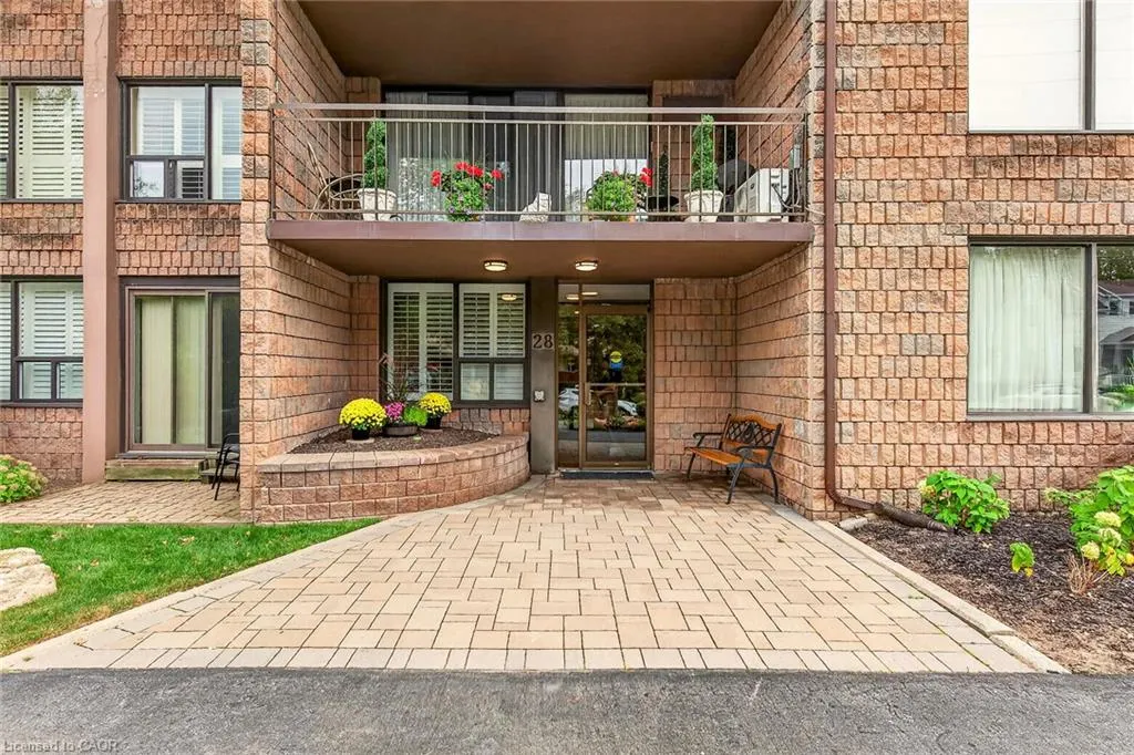 28 Robinson Street N #103