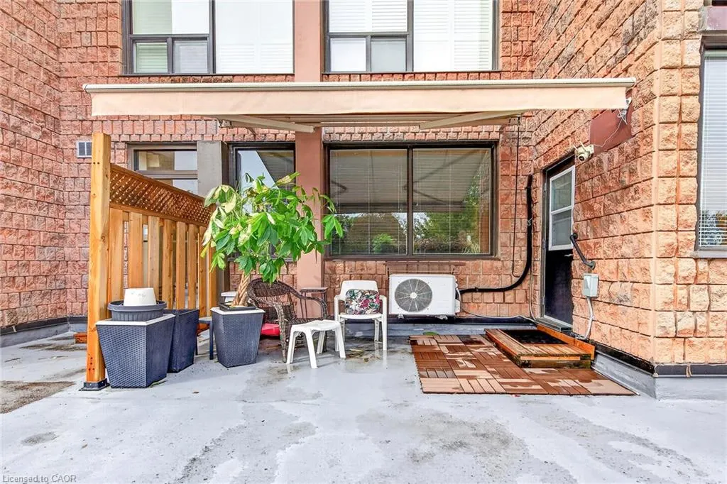 28 Robinson Street N #103