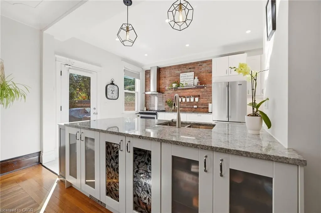 35 Fairleigh Avenue S