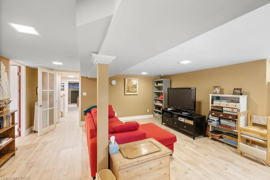 583 Stephens Crescent
