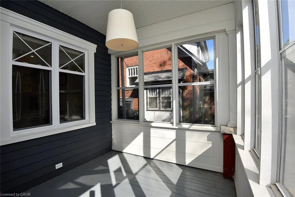 6 Nelles Boulevard