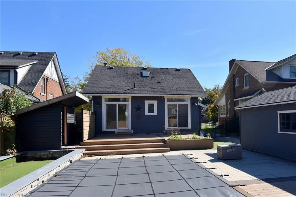 6 Nelles Boulevard