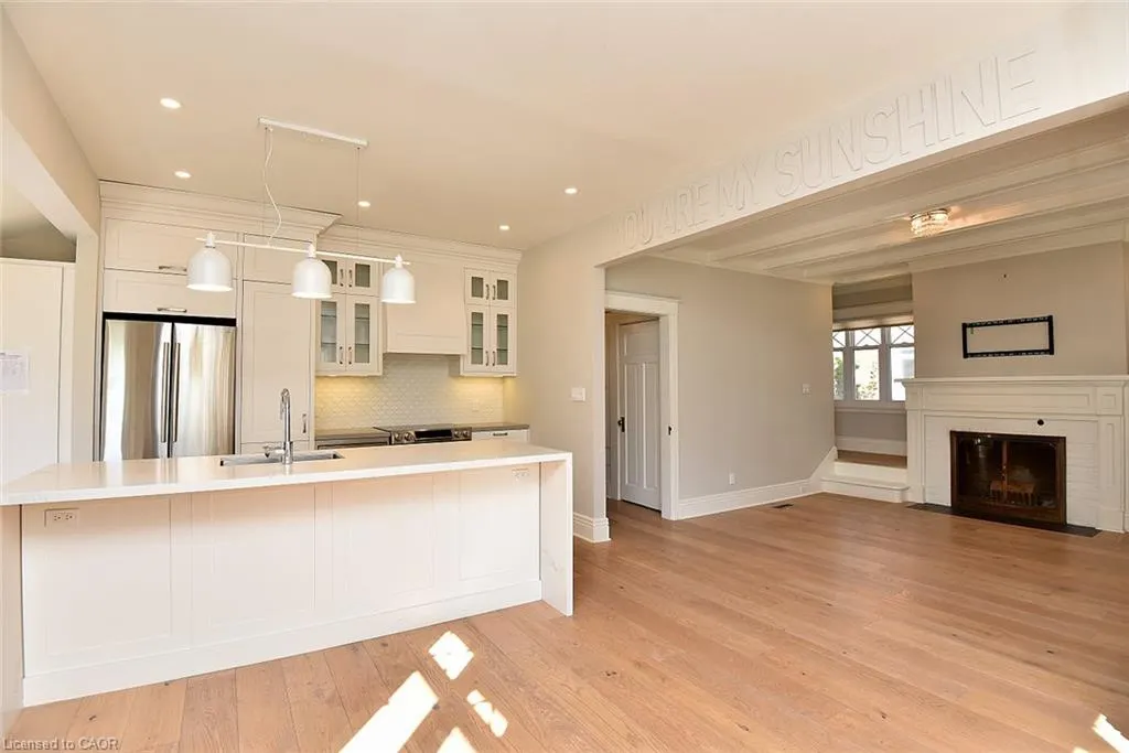 6 Nelles Boulevard