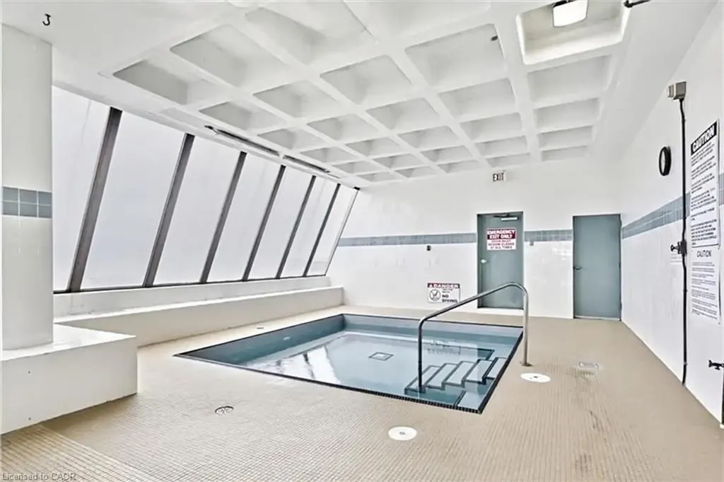 75 Queen Street N #1903