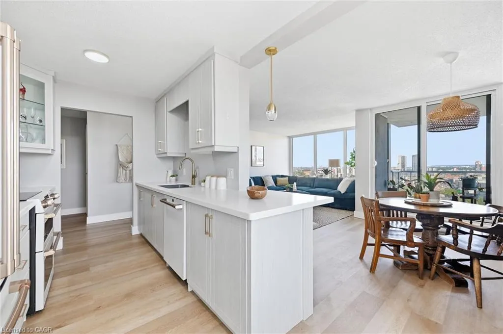 75 Queen Street N #1903