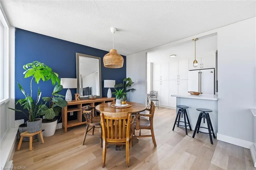 75 Queen Street N #1903