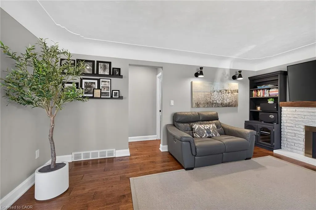 10 Mulock Avenue