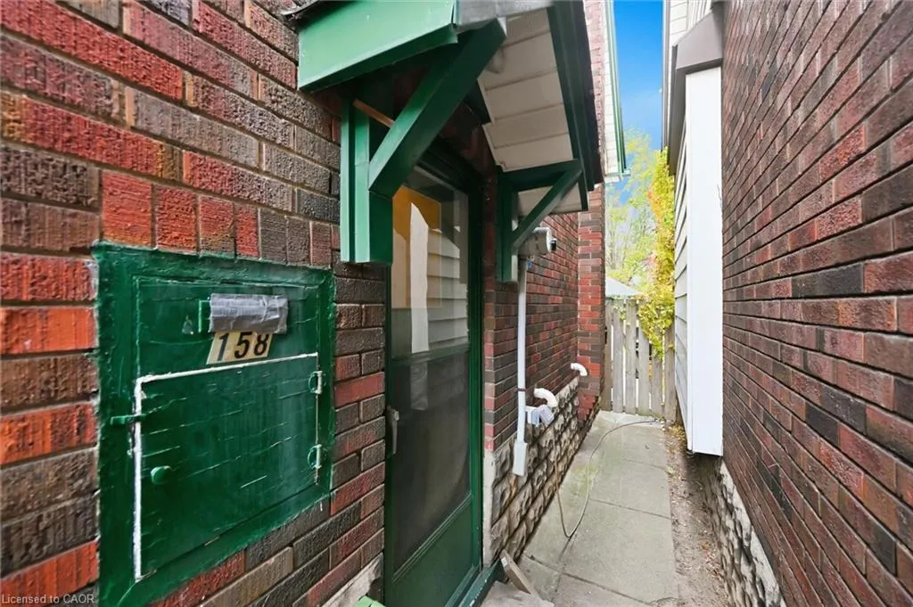 158 London Street S