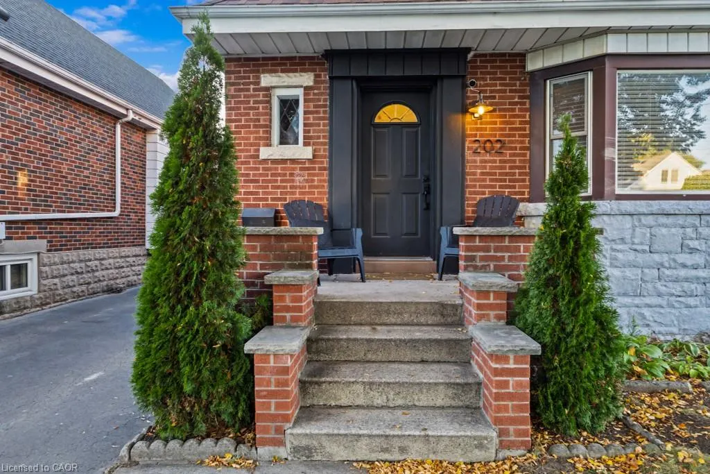 202 Huxley Avenue S