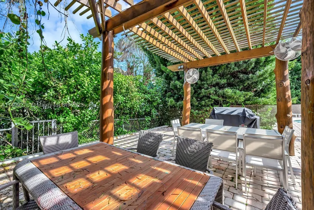 61 Camden Ct