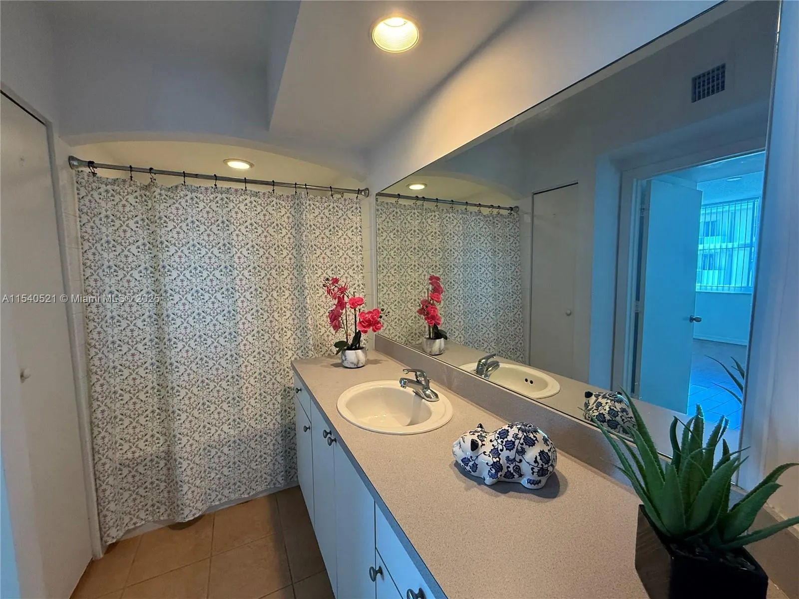 9201 Collins Ave #1023