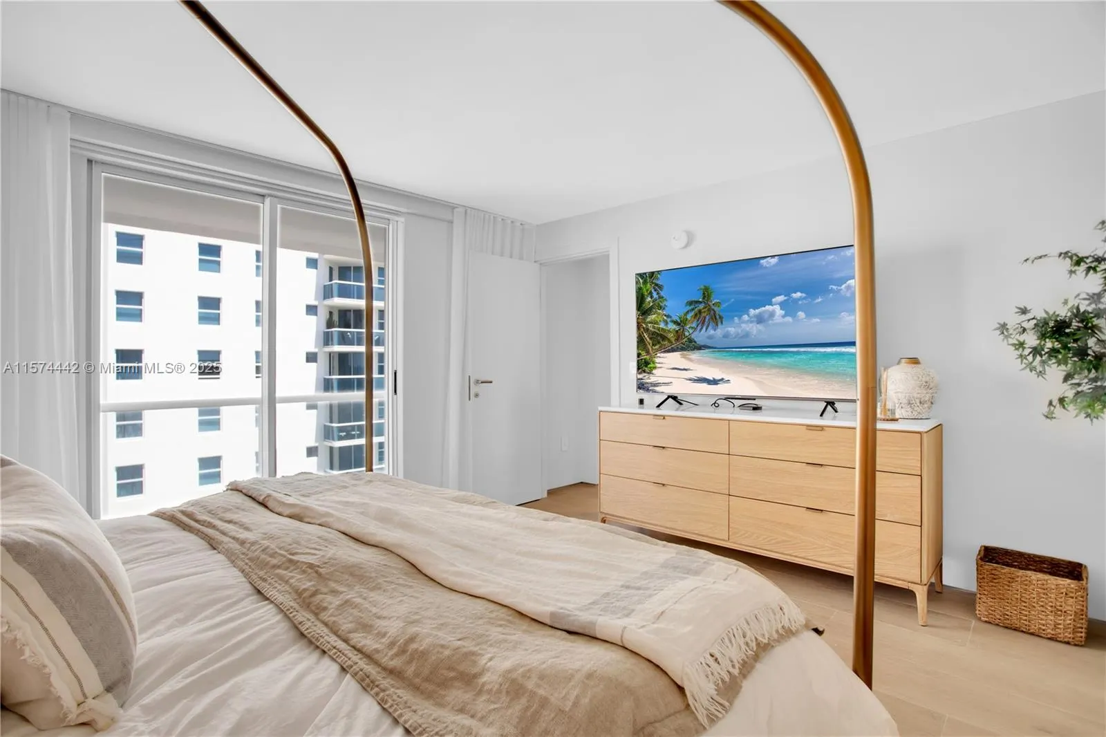 9195 Collins Ave, #903