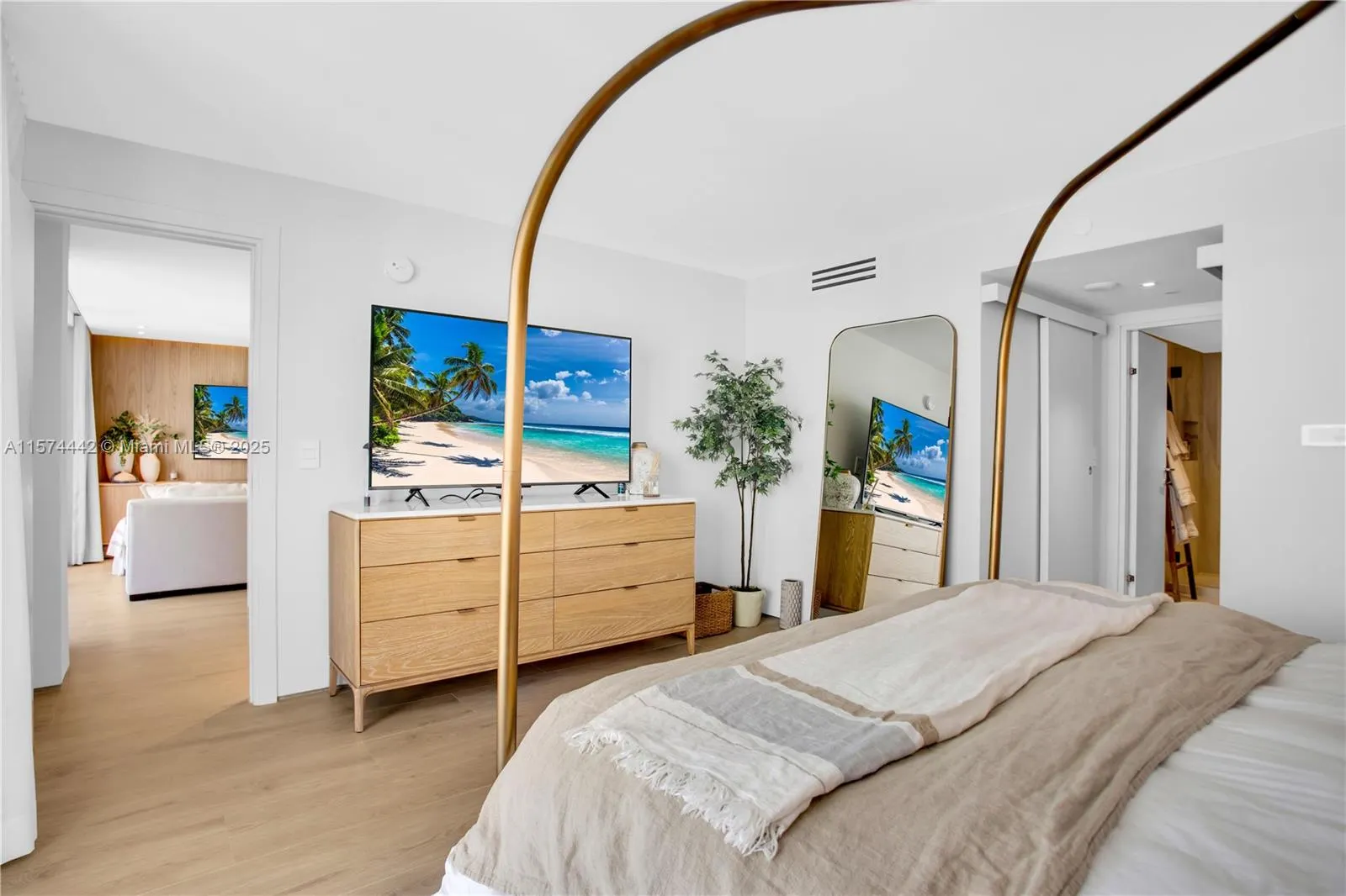 9195 Collins Ave, #903