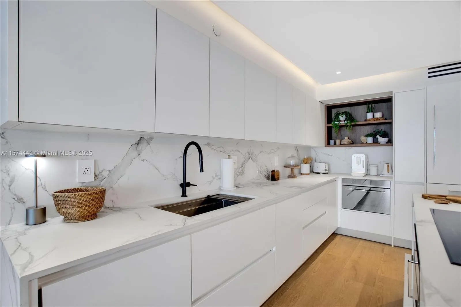 9195 Collins Ave, #903