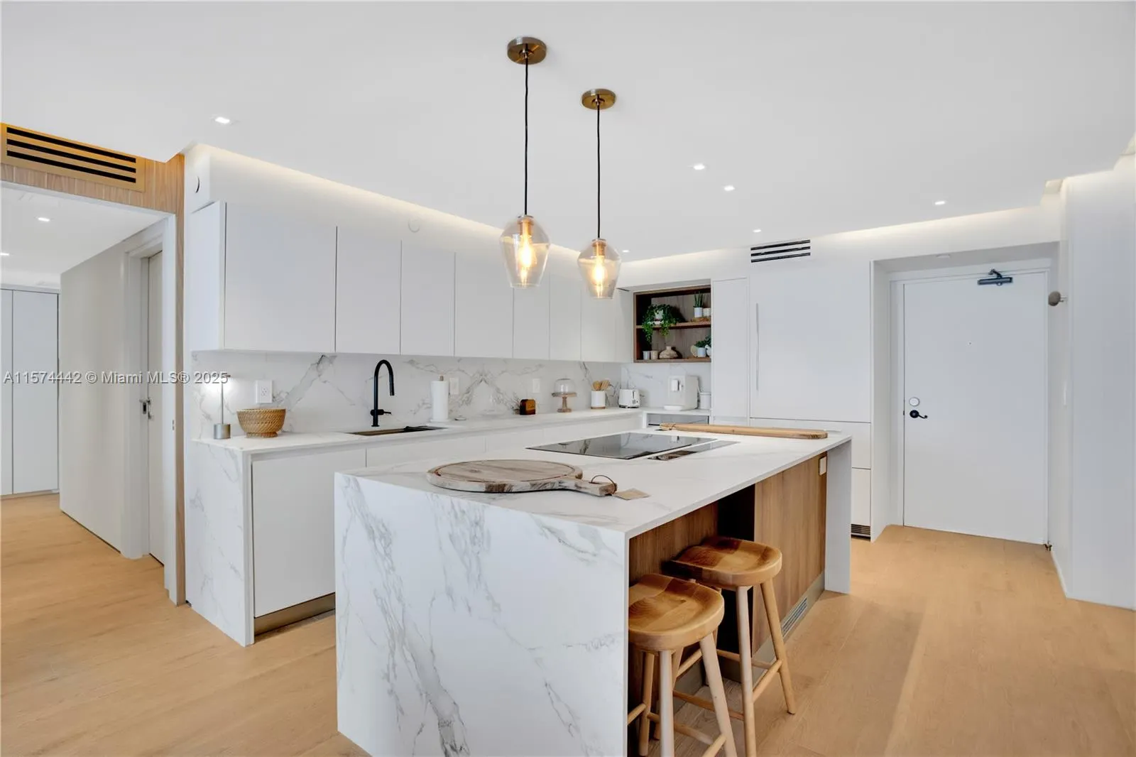 9195 Collins Ave, #903