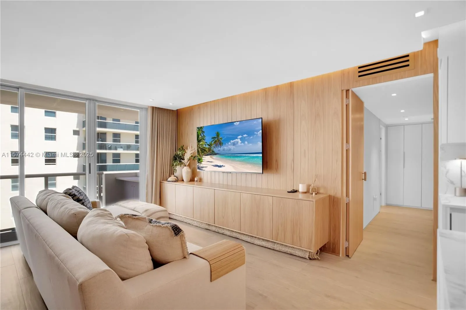 9195 Collins Ave, #903