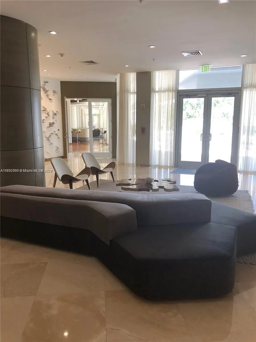 10275 Collins Ave, #929