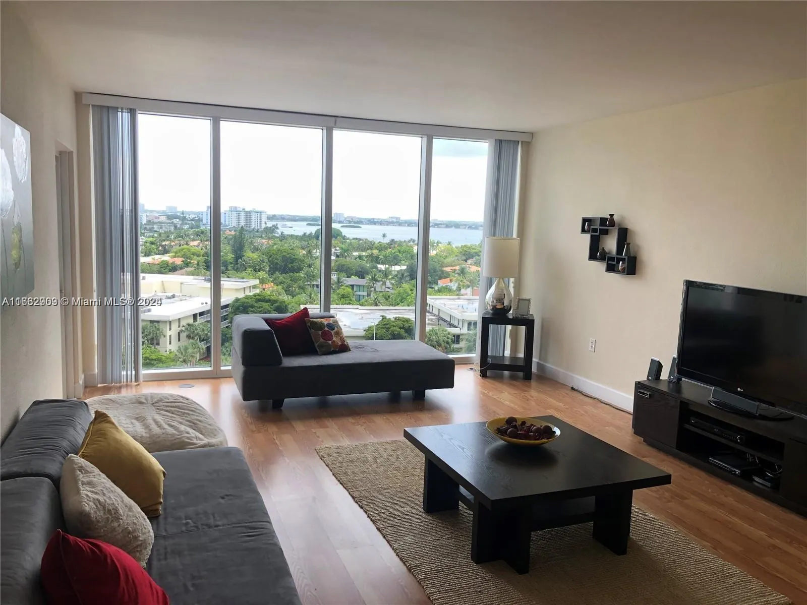 10275 Collins Ave, #929