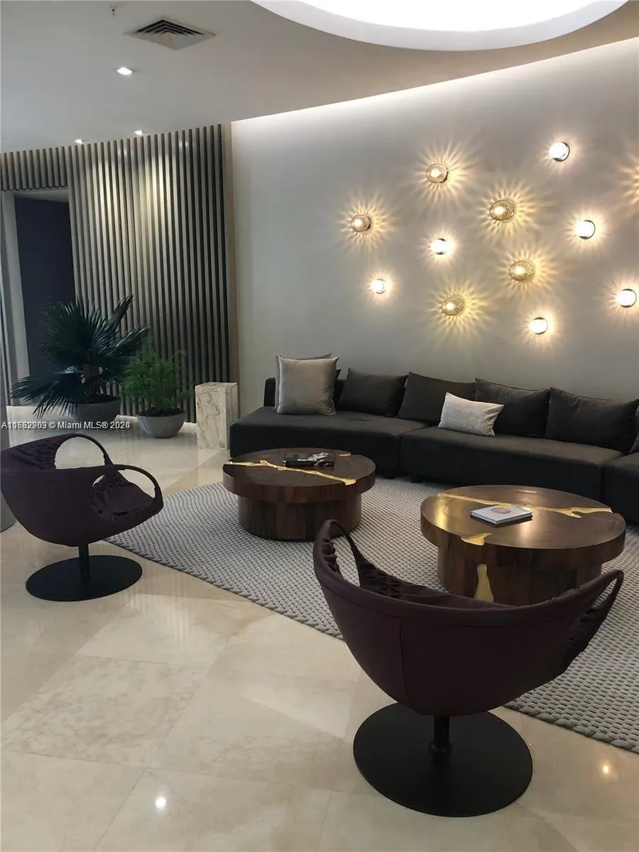 10275 Collins Ave, #929