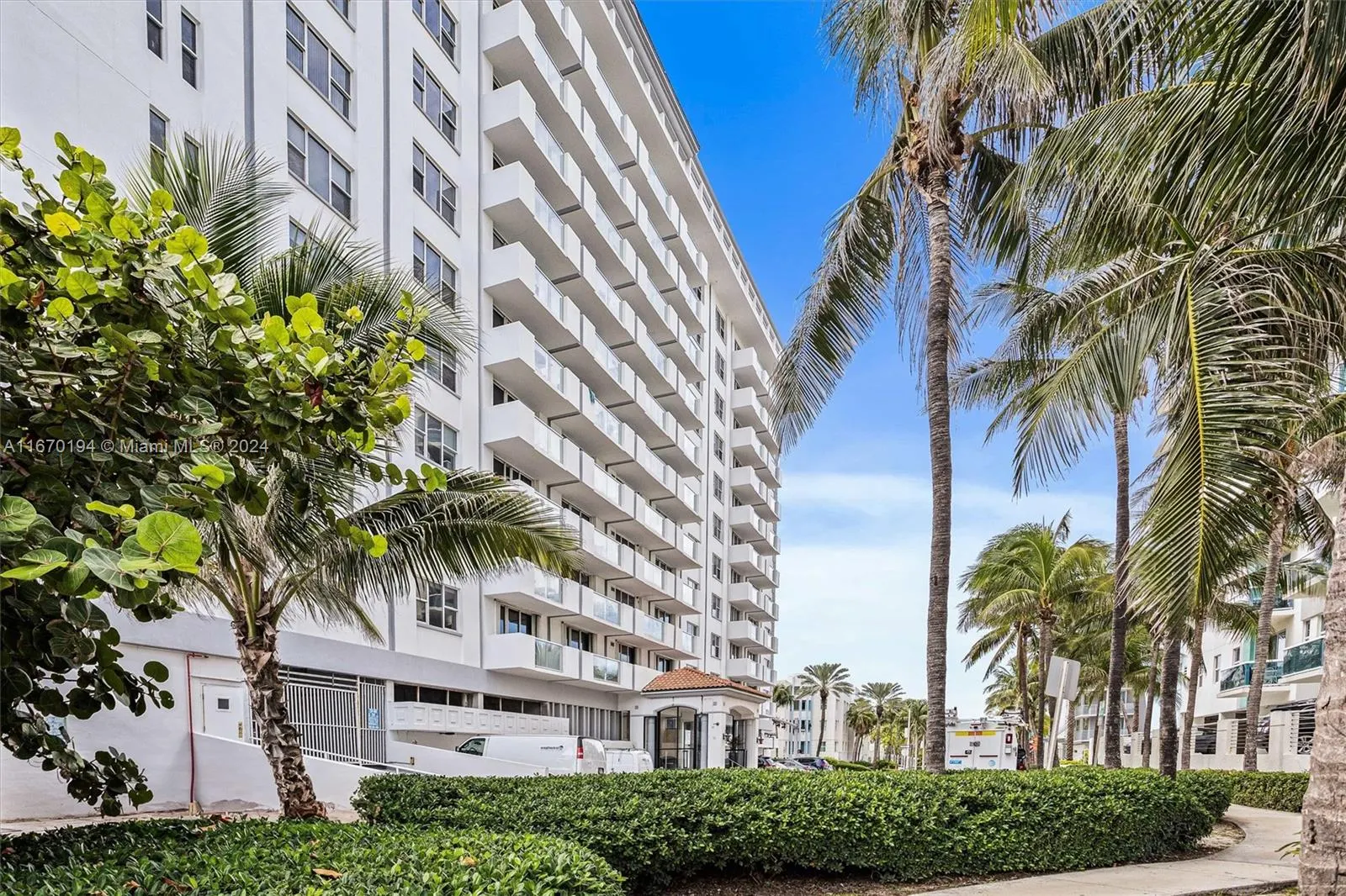 9195 Collins Ave, #1104