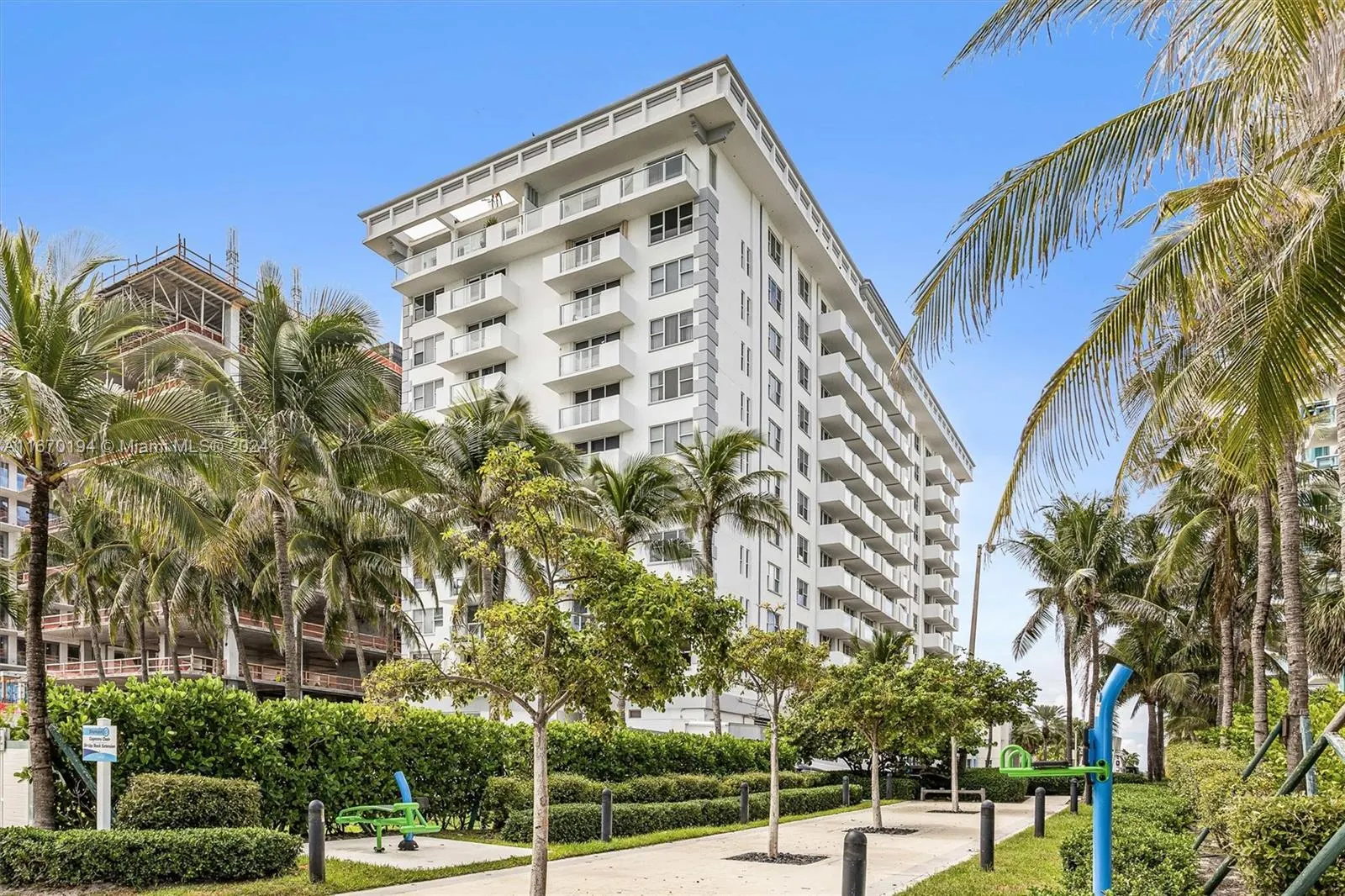 9195 Collins Ave, #1104