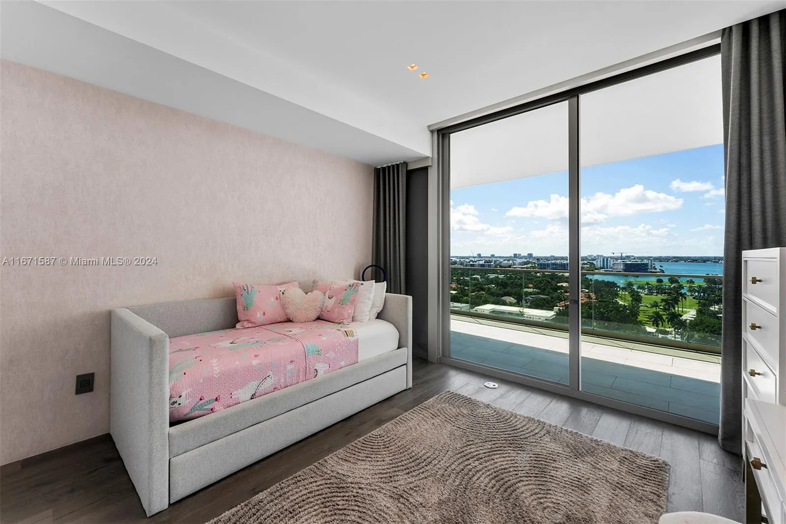 10203 Collins Ave, #1403