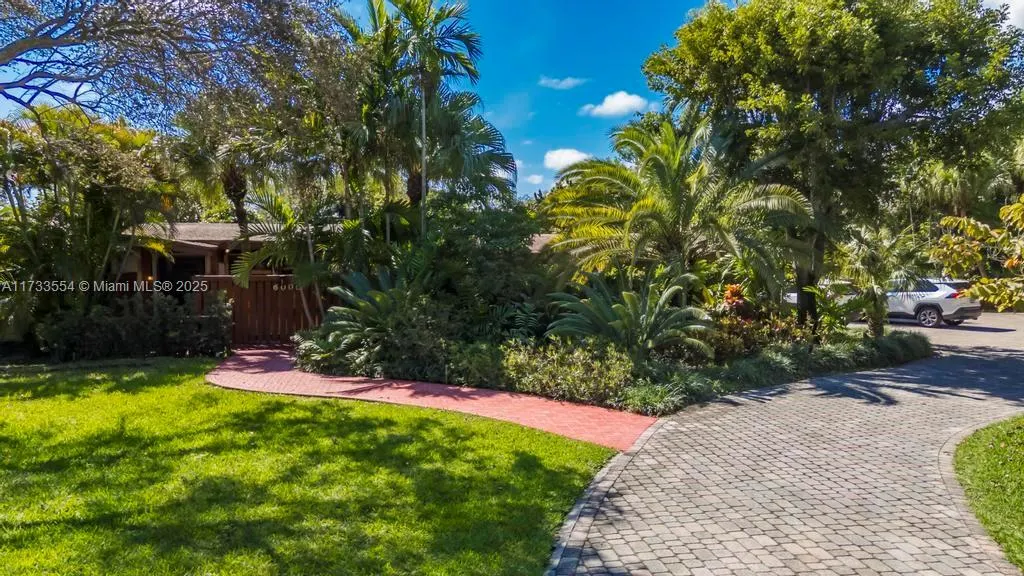 6000 Chapman Field Dr