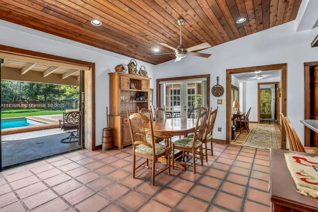 6000 Chapman Field Dr