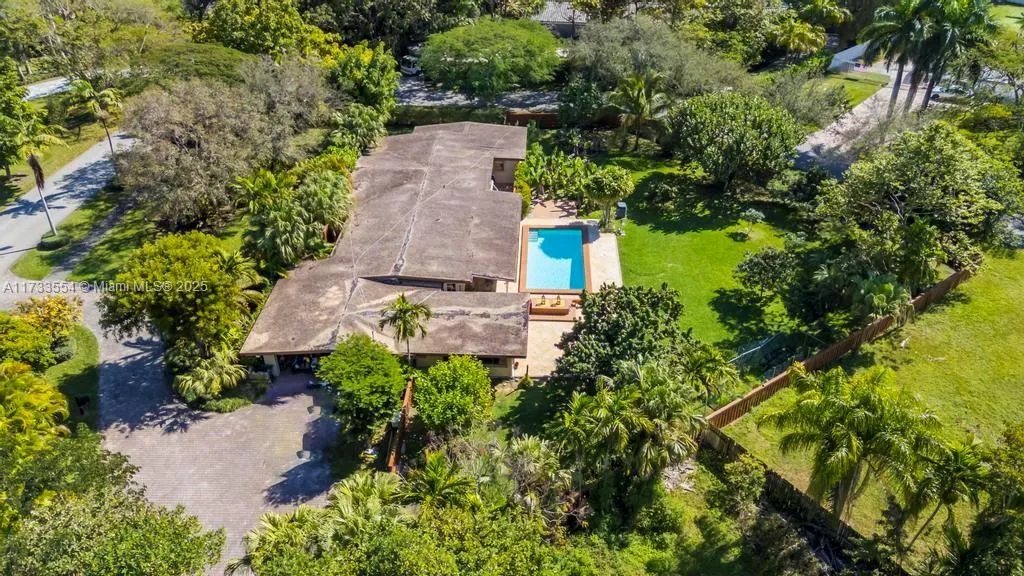 6000 Chapman Field Dr