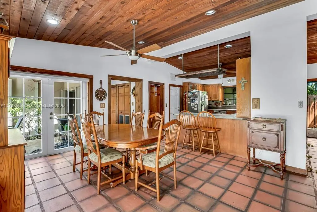 6000 Chapman Field Dr