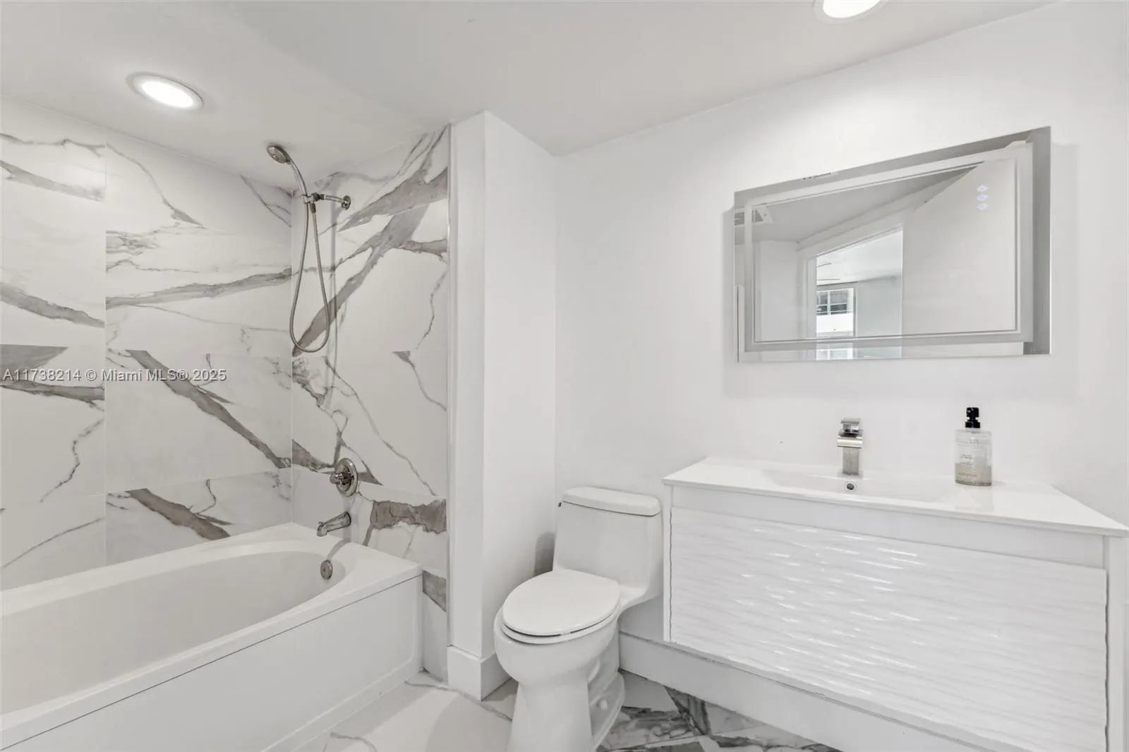 9201 Collins Ave, #821
