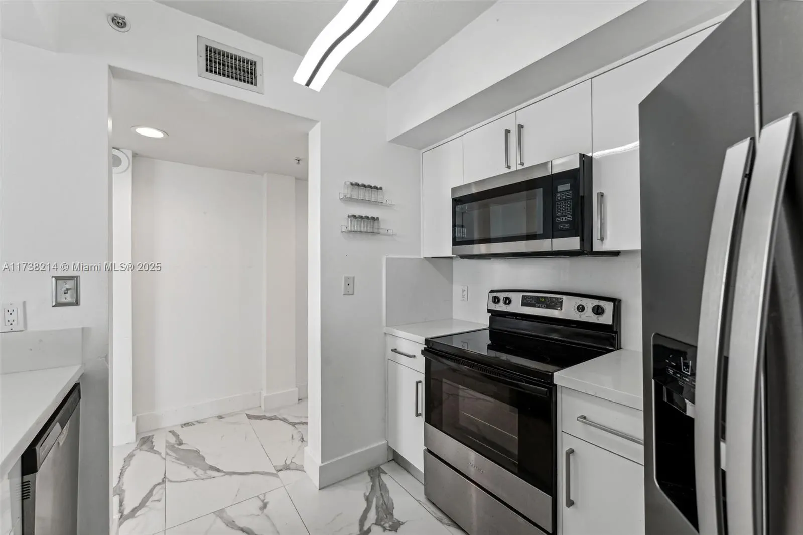 9201 Collins Ave, #821