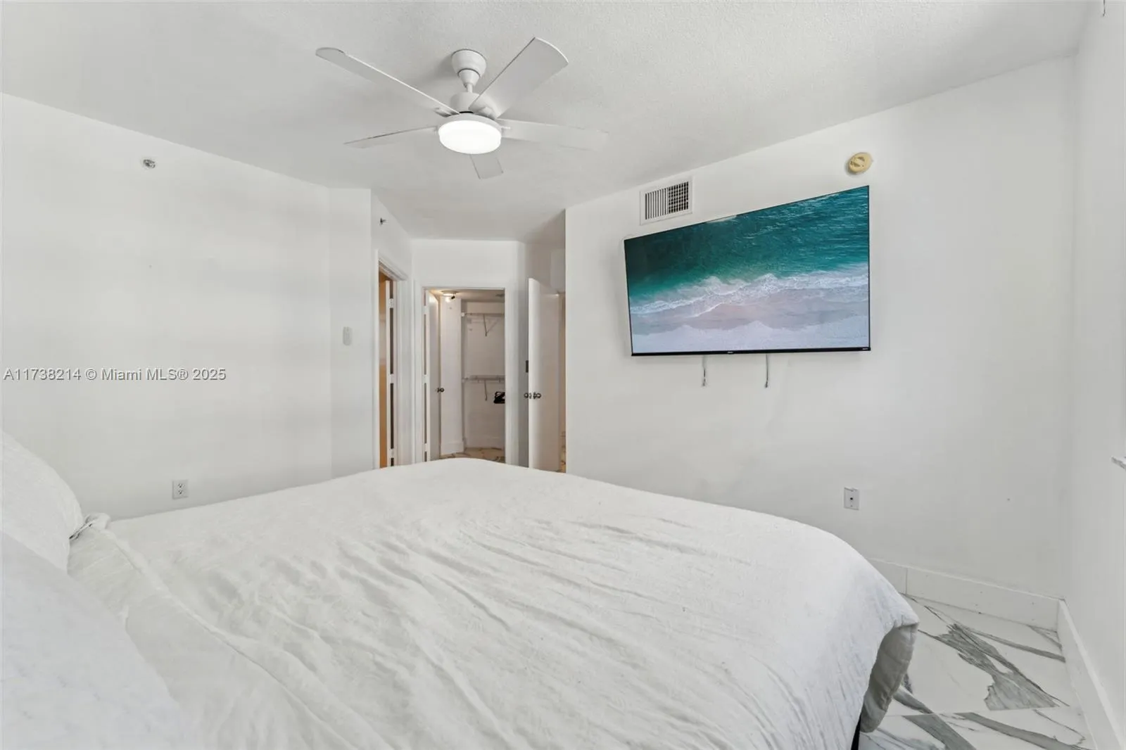 9201 Collins Ave, #821