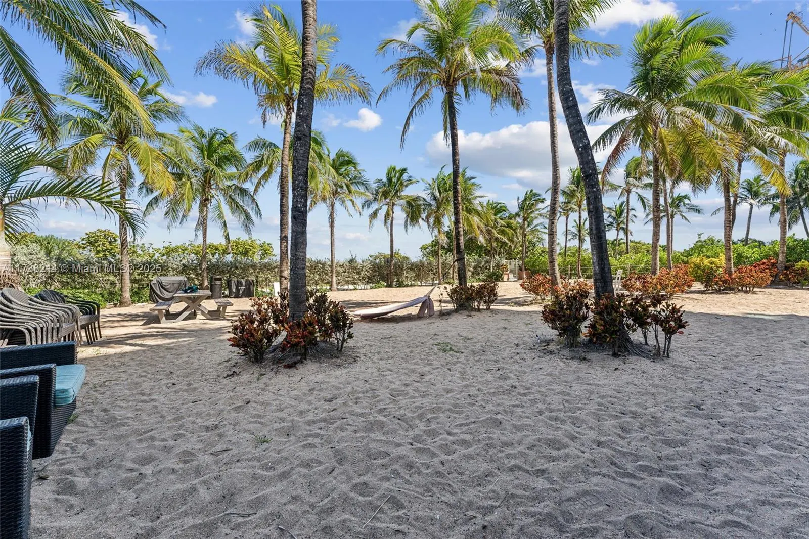 9201 Collins Ave, #821