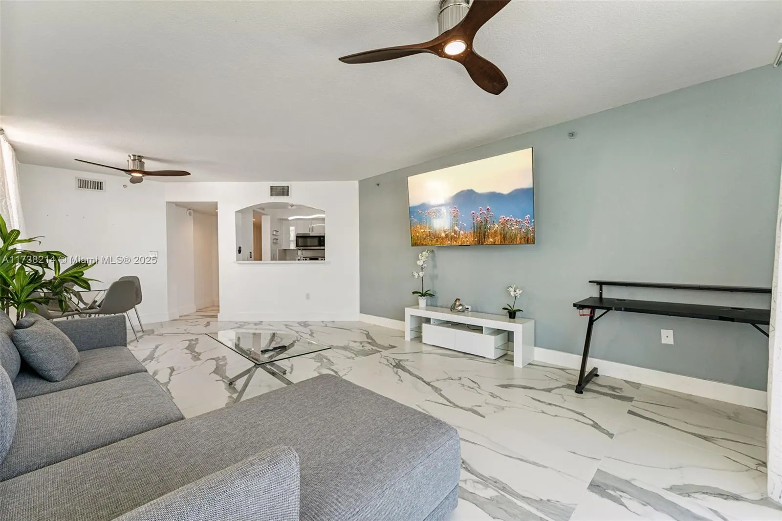 9201 Collins Ave, #821